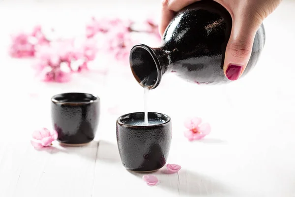 Preparado para beber sake con flores en flor —  Fotos de Stock