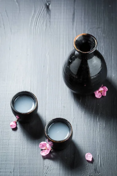 Traditioneller und zarter Sake mit Blüten der blühenden Kirsche — Stockfoto
