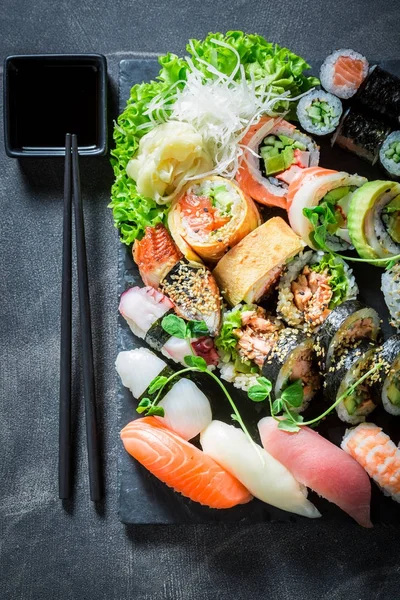 Köstliches Sushi-Set aus Lachs und Avocado — Stockfoto