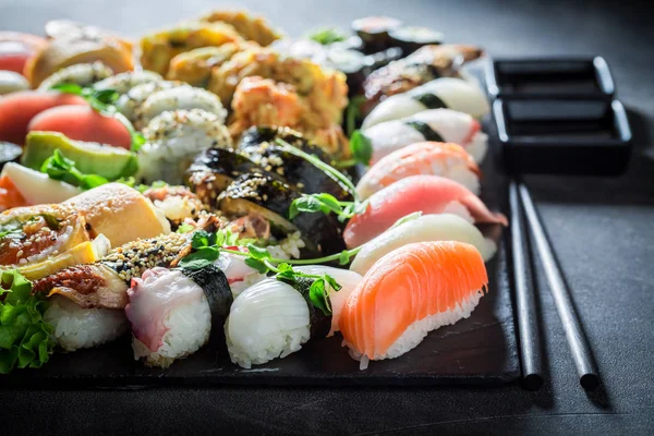 Genießen Sie Ihre Sushi-Mischung mit Garnelen und Reis — Stockfoto