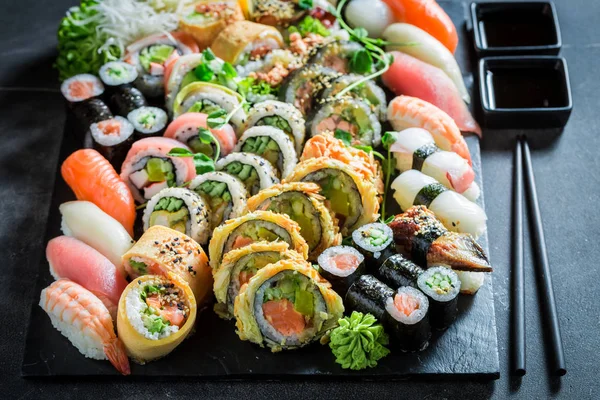 Leckeres Sushi-Set aus Lachs und Avocado — Stockfoto
