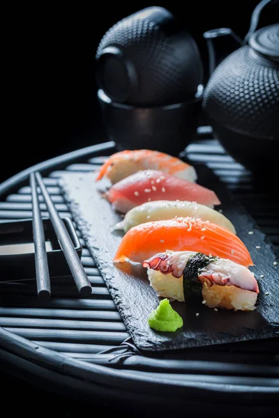 Köstliches Nigiri-Sushi mit Reis und Garnelen — Stockfoto