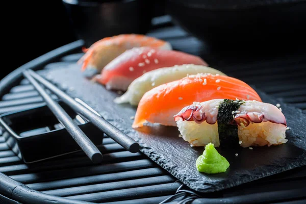 Genießen Sie Ihr Nigiri-Sushi aus frischen Meeresfrüchten — Stockfoto