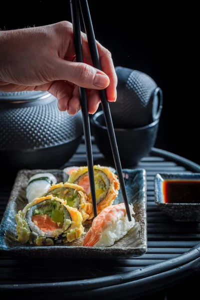 Köstliches Sushi-Set mit Garnelen und Reis — Stockfoto