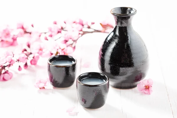 Delicioso y buen sake en la mesa blanca —  Fotos de Stock