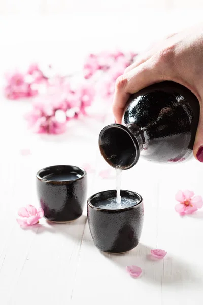 Smaakvolle en sterke sake op witte tafel — Stockfoto