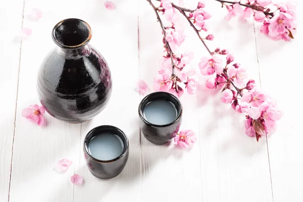 Smaakvolle en sterke sake met bloemen van bloeiende kers — Stockfoto