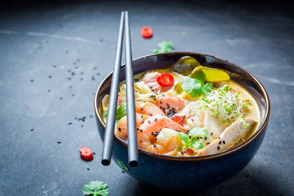 Sup Malaysia lezat dengan udang dan santan — Stok Foto