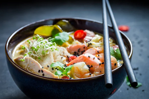 Yummy Malezji zupa z kurczaka i krewetek — Zdjęcie stockowe
