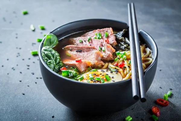 Sup Ramen lezat dengan chive dan ganggang — Stok Foto