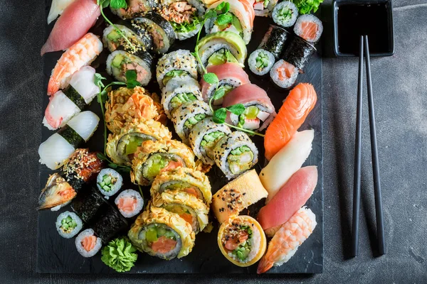 Große Mischung aus Sushi aus frischem Gemüse und Meeresfrüchten — Stockfoto