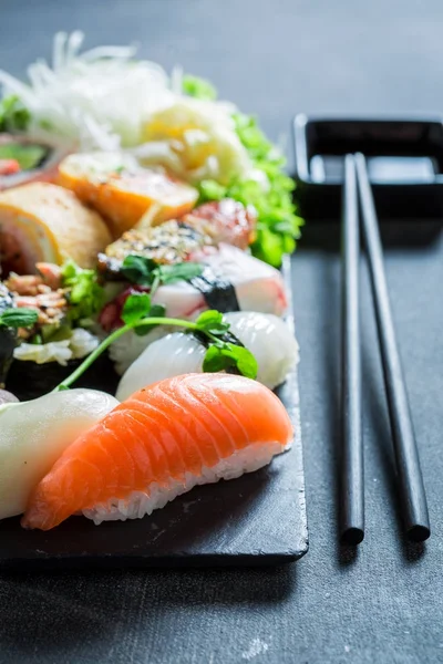 Leckeres Sushi-Set mit Garnelen und Reis — Stockfoto