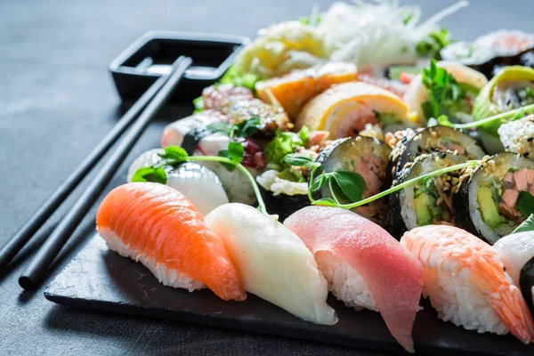 Gesunde Sushi-Mischung mit Wasabi und Sojasauce — Stockfoto