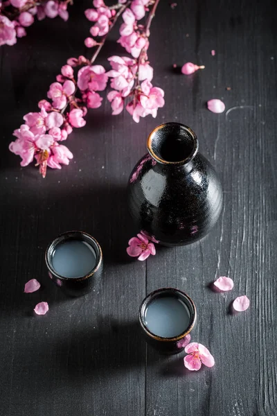 Bereit Sake mit blühenden Blumen zu trinken — Stockfoto