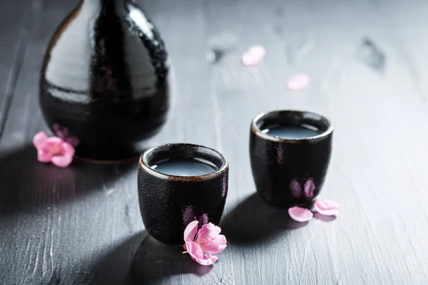 Připraven k pití saké v staré černé keramiky — Stock fotografie