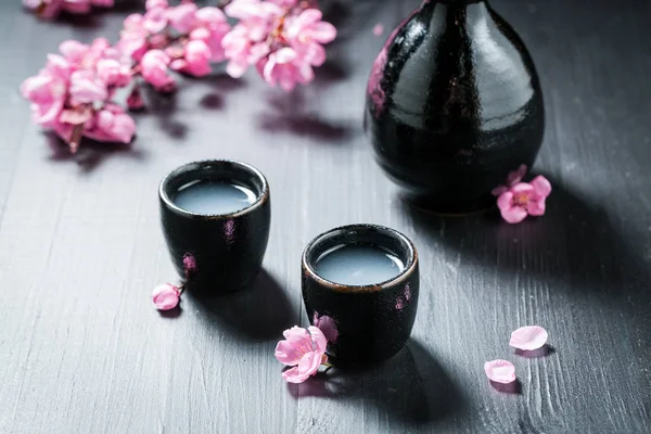 咲く桜の花と酒を飲む覚悟 — ストック写真