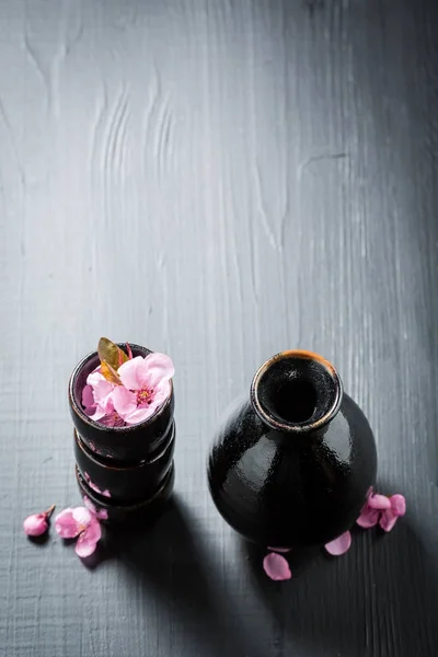 Lecker und guter Sake in alter schwarzer Keramik — Stockfoto