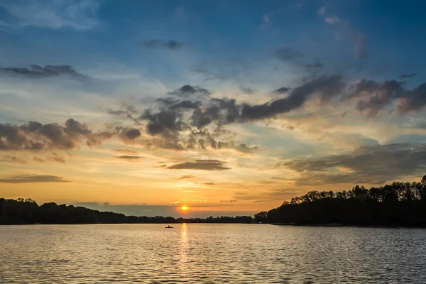 Atemberaubender Sonnenuntergang am See mit einem Boot im Sommer — Stockfoto