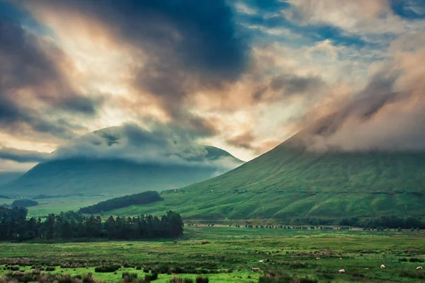 Εκπληκτική αυγή πάνω από τα βουνά του Glencoe, Σκωτία — Φωτογραφία Αρχείου