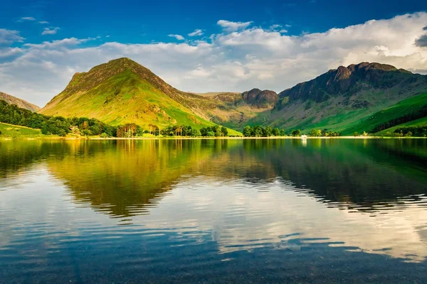 Lake District Gölü'çarpıcı günbatımında yaz aylarında — Stok fotoğraf