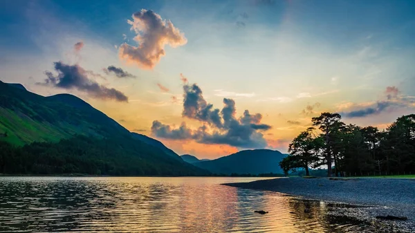 Splendido tramonto colorato al lago a District Lake, Regno Unito — Foto Stock