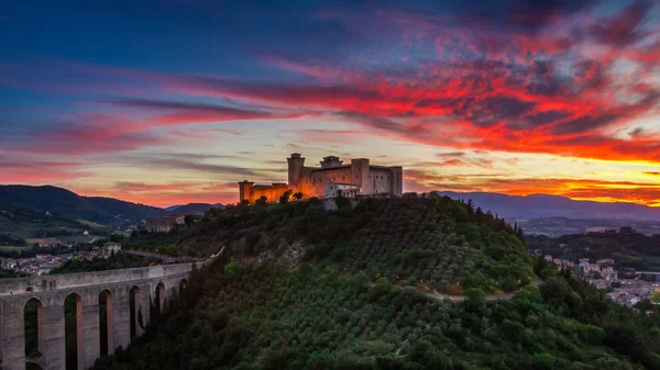 Impresionante puesta de sol sobre el castillo en Spoleto, Italia, Umbría —  Fotos de Stock