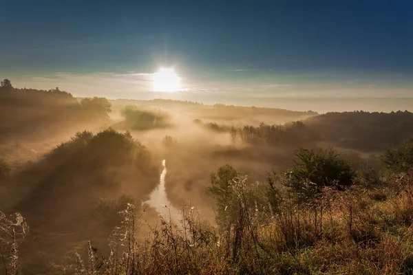 Prachtige dageraad in mistige valley in de herfst — Stockfoto