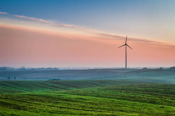 美丽的日出，在农村与风力发电机组 — 图库照片
