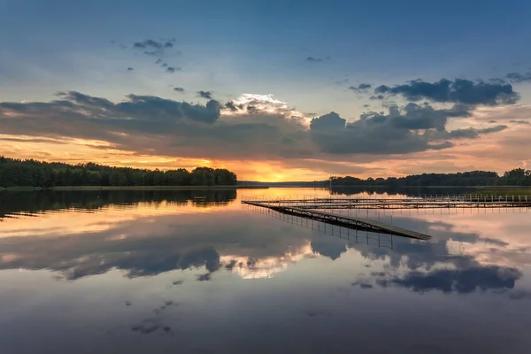 Yaz aylarında göl dinamik gökyüzü ile harika akşam — Stok fotoğraf