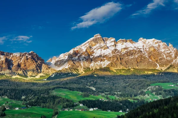 Pôr do sol sobre pequena cidade em Dolomites, Itália — Fotografia de Stock