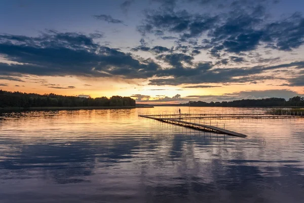Prachtige zonsondergang aan het meer met dynamische hemel in de zomer — Stockfoto