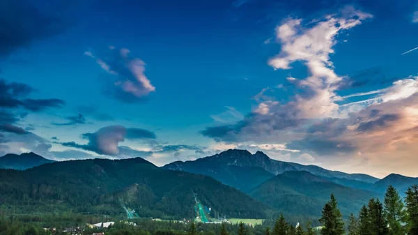 Prachtige Tatra gebergte in de schemering uitzicht vanaf Zakopane — Stockfoto