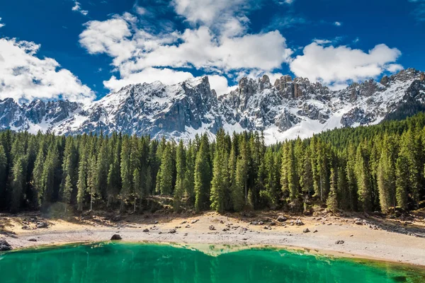 Zapierające dech w piersiach górskie Jezioro Carezza w spring, Alpy, Włochy — Zdjęcie stockowe