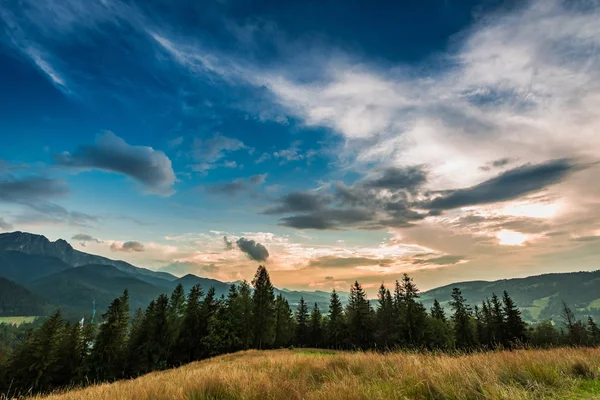 Surpreendentes montanhas Tatra ao entardecer vista de Zakopane — Fotografia de Stock