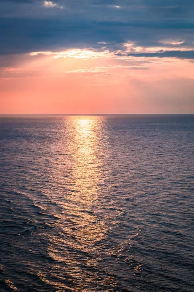 Dynamic dusk over calm ocean in summer — Stock Photo, Image