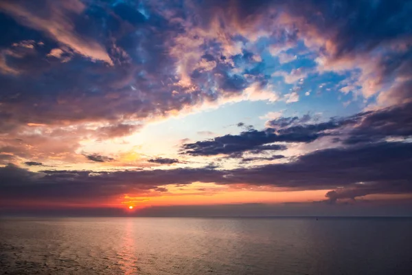 Belo crepúsculo sobre o oceano calmo no verão — Fotografia de Stock