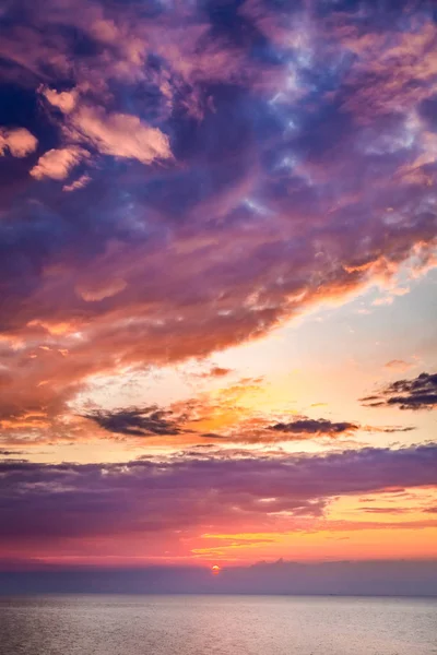 Υπέροχο ηλιοβασίλεμα πάνω από την ήρεμη θάλασσα το καλοκαίρι — Φωτογραφία Αρχείου