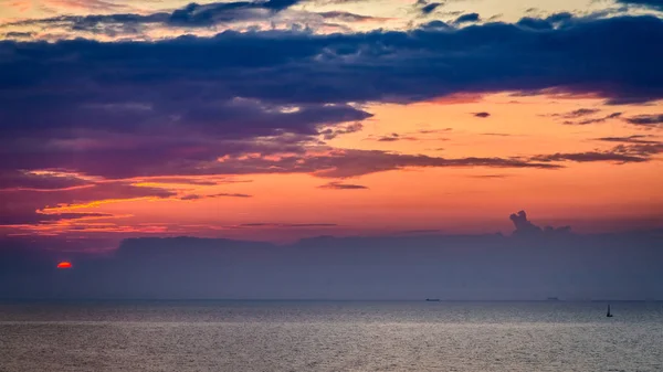 Adembenemende zonsondergang over de kalme zee in de zomer — Stockfoto