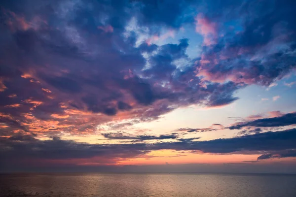 Piękny zachód słońca nad spokojnym morzem w lecie — Zdjęcie stockowe