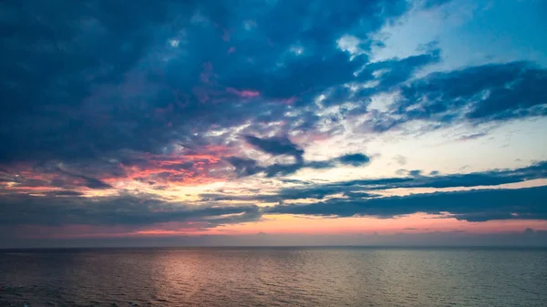 Prachtige zonsondergang over de kalme zee in de zomer — Stockfoto