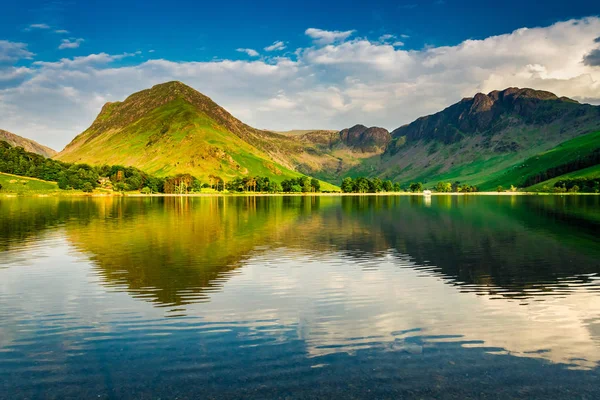 Stunning sunset at lake in District Lake in summer — Stock Photo, Image