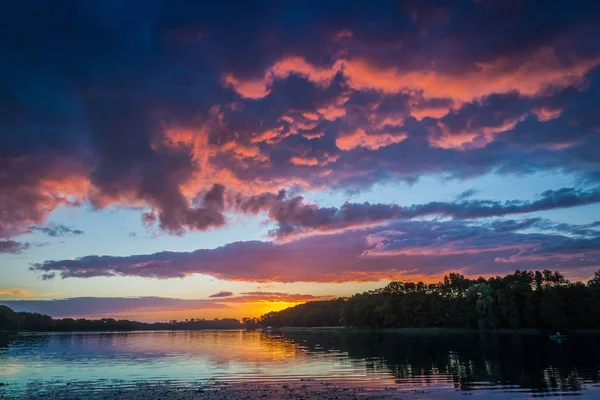 Prachtige zonsondergang aan het meer met dynamische hemel in de zomer — Stockfoto