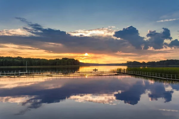 Prachtige zonsondergang aan het meer met dynamische hemel in de zomer — Stockfoto