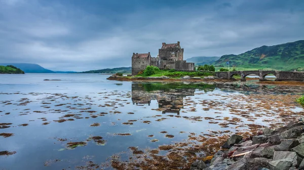 Tramonto freddo sul lago al castello di Eilean Donan in Scozia — Foto Stock