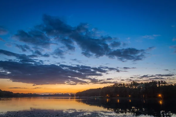 Pôr-do-sol incrível no lago com céu dinâmico no verão — Fotografia de Stock