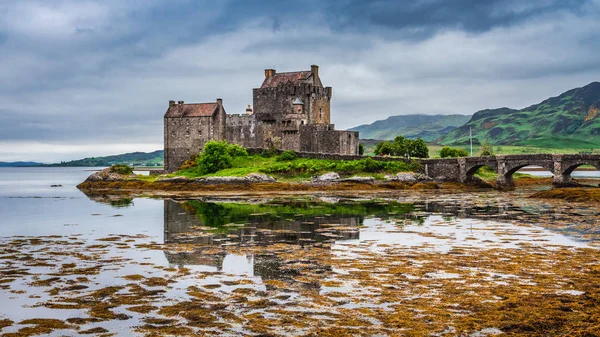 Cold dusk over loch at Eilean Donan Castle in Scotland — Stock Photo, Image