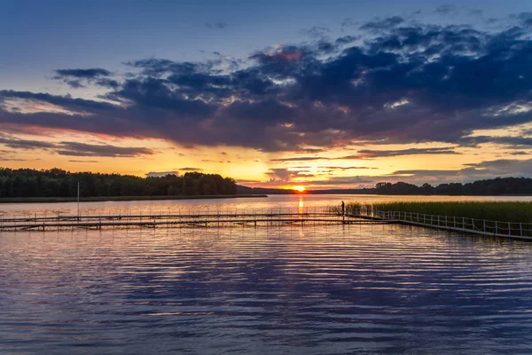 Belo crepúsculo no lago com céu dinâmico no verão — Fotografia de Stock