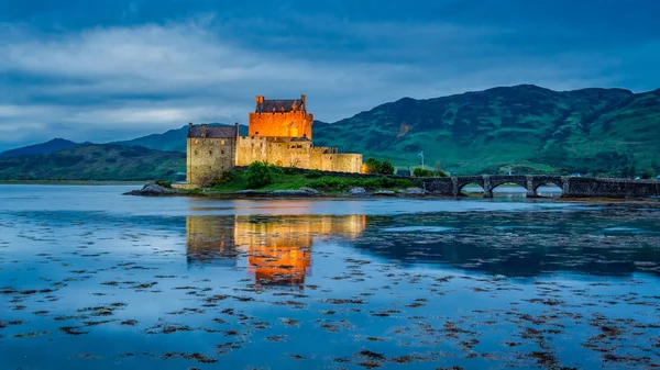 Incrível crepúsculo sobre loch no Eilean Donan Castle, Escócia — Fotografia de Stock