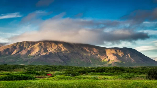 Malý stan v horách v létě na Islandu — Stock fotografie