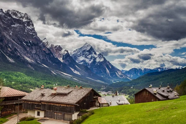 Prachtige berg city Cortina di Ampezzo, Dolomieten, Italië — Stockfoto